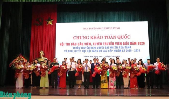 Đại diện Ban Tổ chức tặng hoa chúc mừng các thí sinh tham gia hội thi. Ảnh: Viết Lam