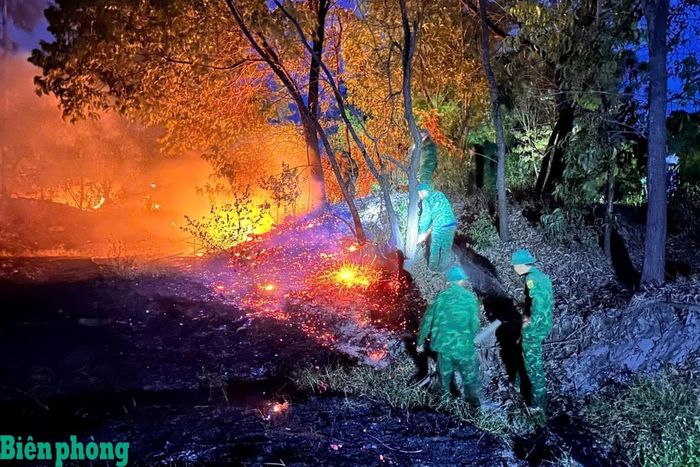 Cán bộ, chiến sĩ Đồn Biên phòng Vinh Xuân tham gia chữa cháy. Ảnh: Võ Tiến