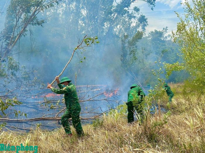 Cán bộ Đồn Biên phòng An Hải khống chế đám cháy. Ảnh: Ngọc Lân