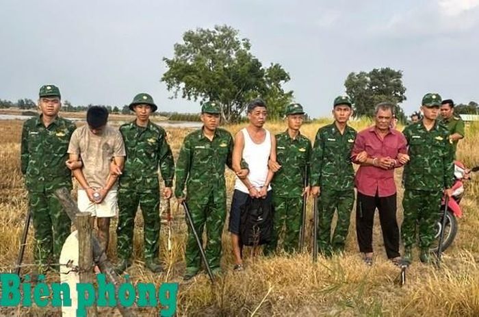 Các đối tượng bị bắt giữ khi đang xuất cảnh trái phép qua Campuchia. Ảnh: Đơn vị cung cấp