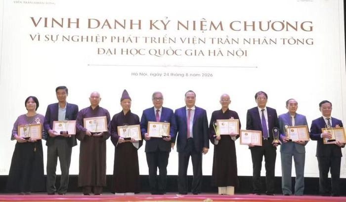 Ban tổ chức trao kỷ niệm chương "Vì sự nghiệp phát triển Viện Trần Nhân Tông" cho các tập thể, cá nhân có nhiều đóng góp. Ảnh: BTC