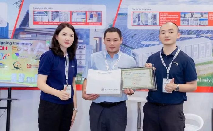 Ông Nguyễn Trung Đức (đứng giữa), Giám đốc Trung Đức Solar.