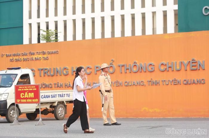 Thí sinh tại điểm thi THPT chuyên Tuyên Quang. Ảnh: Quang Hùng