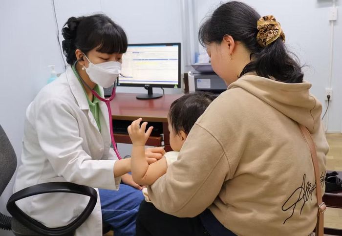 Bác sĩ Bệnh viện Đa khoa Vĩnh Long khám cho bệnh nhi. Ảnh: Bệnh viện cung cấp