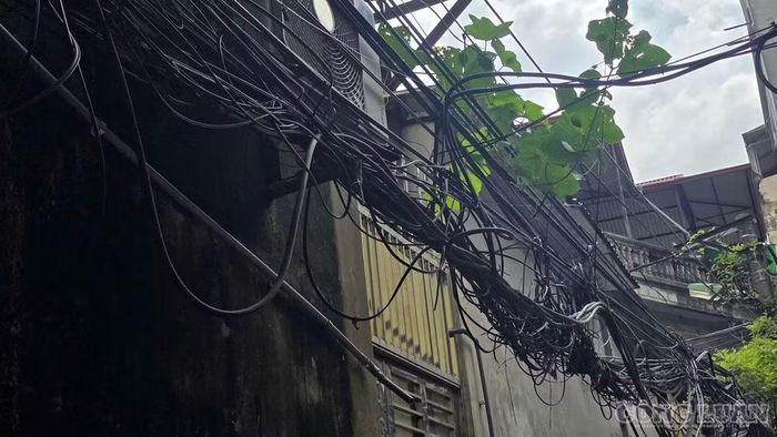 Những bó dây chằng chịt không chỉ ảnh hưởng mỹ quan mà còn gây lo ngại về an toàn cho người dân.