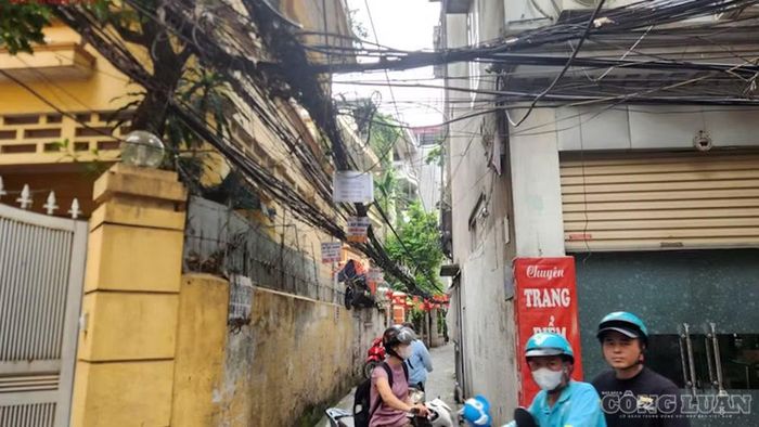 Hệ thống dây điện, cáp võng thấp qua lòng ngõ tiềm ẩn nguy cơ mất an toàn.