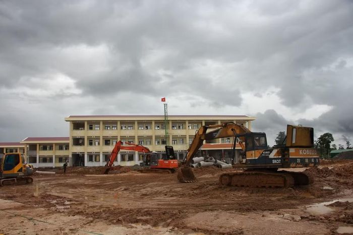 Ông Nguyễn Thanh Sơn - Giám đốc Công ty TNHH MTV Xuân Lộc (đơn vị thi công tại điểm trường Ia Mơ) cho biết: "Chúng tôi đang huy động tối đa nhân lực, tổ chức thi công cả ngày lẫn đêm, chạy đua để đưa công trình về đích đúng tiến trình. Các hạng mục trực tiếp phục vụ dạy và học được ưu tiên hoàn thiện trước cùng với đó là tường rào, cổng và sân trường. Chúng tôi phấn đấu đến khoảng ngày 30/8 sẽ hoàn tất, bàn giao và tổng vệ sinh công trình, sẵn sàng đón học sinh trong ngày khai giảng".