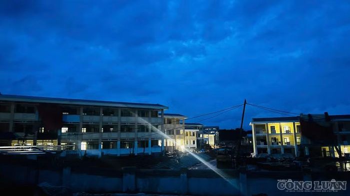 Dọc 7 trường nội trú biên giới Gia Lai, hàng trăm công nhân, cán bộ, chiến sĩ vẫn miệt mài ngày đêm giữa nắng mưa, chạy đua với thời gian để những ngôi trường mới kịp hoàn thành, đón học sinh trong năm học mới