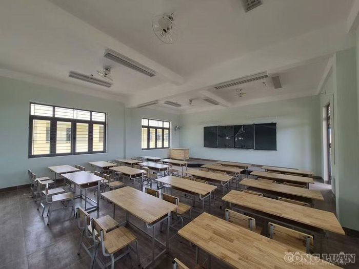 Cũng tại điểm trường này, bàn ghế, trang thiết bị dạy học đang được lắp đặt đồng bộ nhằm bảo đảm điều kiện sinh hoạt và học tập tốt nhất cho học sinh ngay từ ngày đầu năm học (ảnh Trần Hiền)