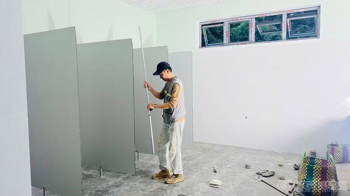 Những công nhân tăng ca đêm để sớm hoàn thiện những hạng mục cuối cùng (ảnh Trần Hiền)