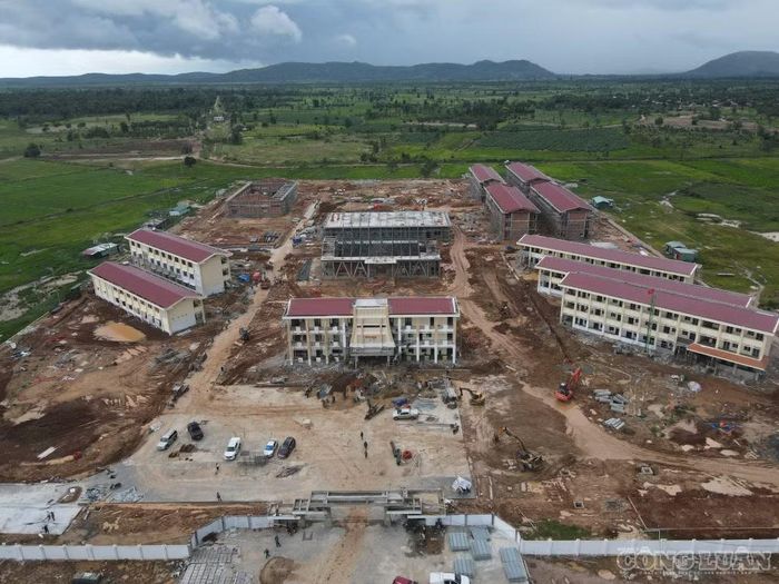 Tương tự, tại điểm trường biên giới xã Ia Mơ (Gia Lai) khối lượng thi công đến ngày 19/8 đạt khoảng 80%. Có 395 nhân công được huy động, trong đó nhà thầu bố trí 288 người và lực lượng bộ đội hỗ trợ 107 người (ảnh Trần Hiền)