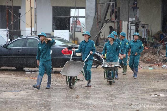 Hàng trăm công nhân, cán bộ, chiến sĩ vẫn miệt mài ngày đêm giữa nắng mưa (ảnh Trần Hiền)