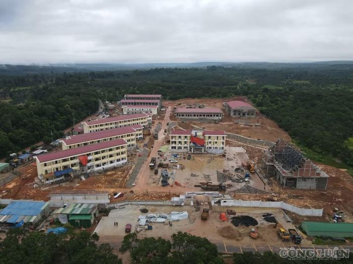 Tại Trường Phổ thông nội trú liên cấp Tiểu học và THCS xã Ia Puch (Gia Lai), khối lượng thi công hiện đạt khoảng 90%, toàn bộ 12/12 hạng mục chính đã hoàn thành cất nóc. Trong đó, các khối nhà học lý thuyết, nhà học bộ môn và nhà hiệu bộ đạt tiến độ từ 93–95%, đang được gấp rút hoàn thiện để kịp đón học sinh vào năm học mới (ảnh Trần Hiền)