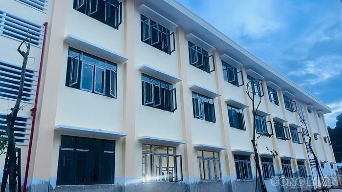 Các dãy nhà học, nhà hiệu bộ, ký túc xá... tại điểm trường Ia Puch đã được hoàn thiện trên 90% (ảnh Trần Hiền)