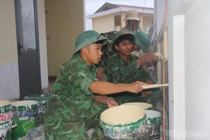 Sau khi triển khai Chiến dịch cao điểm 90 ngày đêm và tăng cường lực lượng hỗ trợ của Quân đội, tiến độ thi công tại các điểm trường đã có nhiều chuyển biến tích cực (ảnh Trần Hiền)