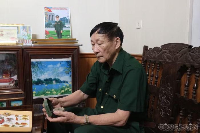 Người lính già nhớ lại ký ức đưa đồng đội đã hy sinh trở về. Ảnh: Kim Long