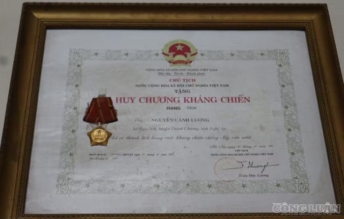 Những huân huy chương là sự ghi nhận của Nhà nước đối với những đóng góp to lớn trong công cuộc chiến đấu bảo vệ Tổ quốc mà ông tham gia. Ảnh: Kim Long