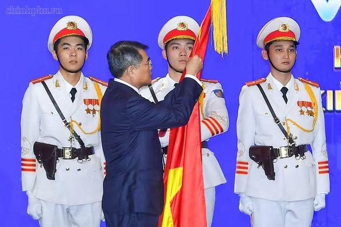 Thủ tướng Lê Minh Hưng gắn Huân chương Lao động hạng Nhất lên Cờ truyền thống của Hiệp hội Doanh nghiệp nhỏ và vừa - Ảnh: VGP