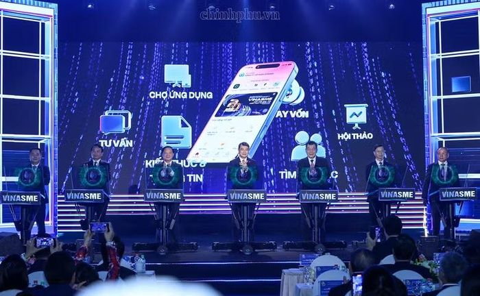 Thủ tướng Chính phủ Lê Minh Hưng cùng các đại biểu thực hiện nghi thức kích hoạt ra mắt nền tảng số VINASME - Ảnh: VGP