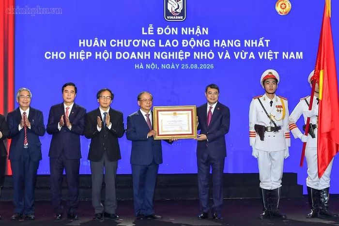 Thủ tướng Lê Minh Hưng trao Huân chương Lao động hạng Nhất tặng Hiệp hội Doanh nghiệp nhỏ và vừa - Ảnh: VGP