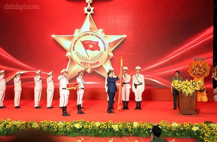 Phó Thủ tướng Thường trực Chính phủ Phạm Gia Túc trao danh hiệu Anh hùng Lực lượng vũ trang nhân dân tặng Công an thành phố Đà Nẵng - Ảnh: VGP