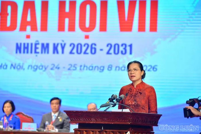 Bà Hà Thị Nga, Ủy viên Trung ương Đảng, Phó Chủ tịch - Tổng Thư ký Ủy ban Trung ương Mặt trận Tổ quốc Việt Nam, phát biểu tại Đại hội.