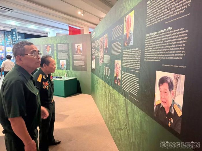 Các cựu chiến binh, du khách tham quan trưng bày chuyên đề “Thời thanh xuân từ Đường Trường Sơn đến Đường 1C huyền thoại”.