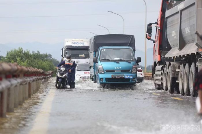 Một số người dân phải dắt bộ xe máy qua khu vực nước sâu.