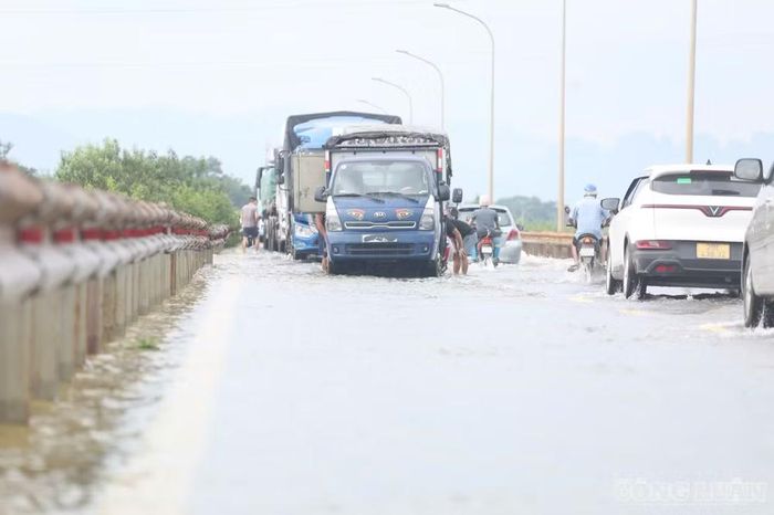 Không ít ô tô, xe máy bị chết máy giữa đoạn đường ngập.