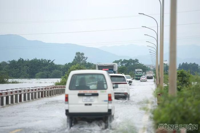 Theo ông Nguyễn Quang Được, người dân sinh sống tại thôn Cấn Thượng, cứ vào mùa mưa bão, khu vực này thường xảy ra ngập do nước sông Tích dâng cao. Ông Được cho biết dù mưa đã tạnh khoảng hai ngày, mực nước bắt đầu dâng cao từ khoảng 20h ngày 24/8, khiến tỉnh lộ 421B ngập trong nước.