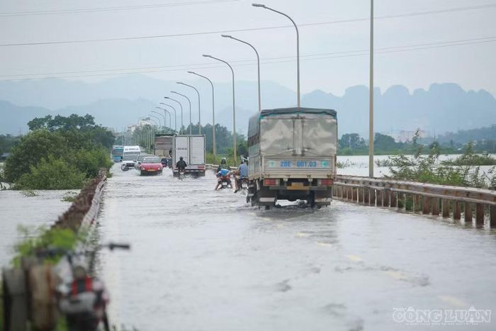 Tuyến tỉnh lộ 421B khá nhỏ hẹp, trong khi nước ngập kéo dài trên mặt đường.