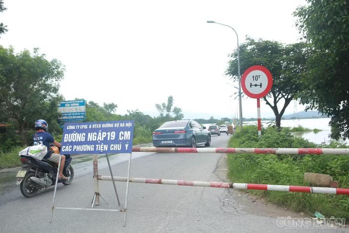Tại đầu tuyến đường, biển cảnh báo của Công ty CPQL & ĐTXD đường bộ Hà Nội đã đặt biển cảnh báo ngập sâu 19cm. Tuy nhiên, thực tế tại một số vị trí, mực nước đã cao hơn nhiều so với mức cảnh báo.