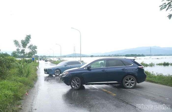 Nhiều ô tô cũng phải quay đầu ngay sau khi qua biển cảnh báo và nhận thấy nước ngập kéo dài trên tuyến đường. Một số phương tiện tìm hướng khác để di chuyển, lo ngại xe bị ngập nước khi đi qua.
