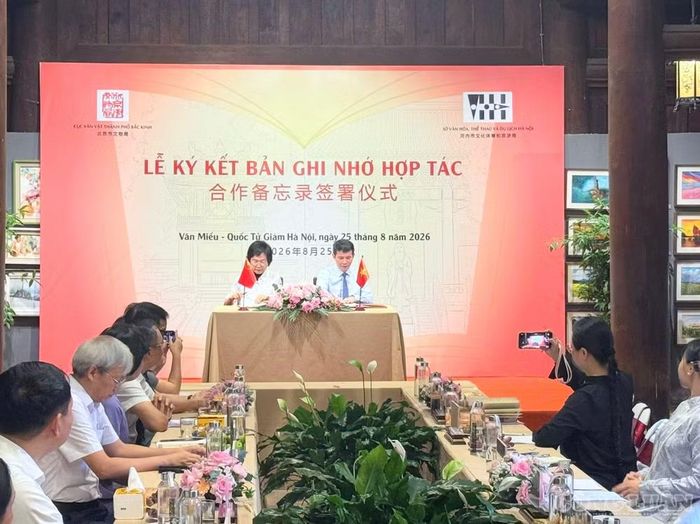 Đại diện phía Sở Văn hóa, Thể thao và Du lịch thành phố Hà Nội (bìa phải) và Cục Văn vật thành phố Bắc Kinh (bìa trái) ký Bản ghi nhớ hợp tác trong công tác bảo tồn và phát huy giá trị di sản Văn Miếu - Quốc Tử Giám.