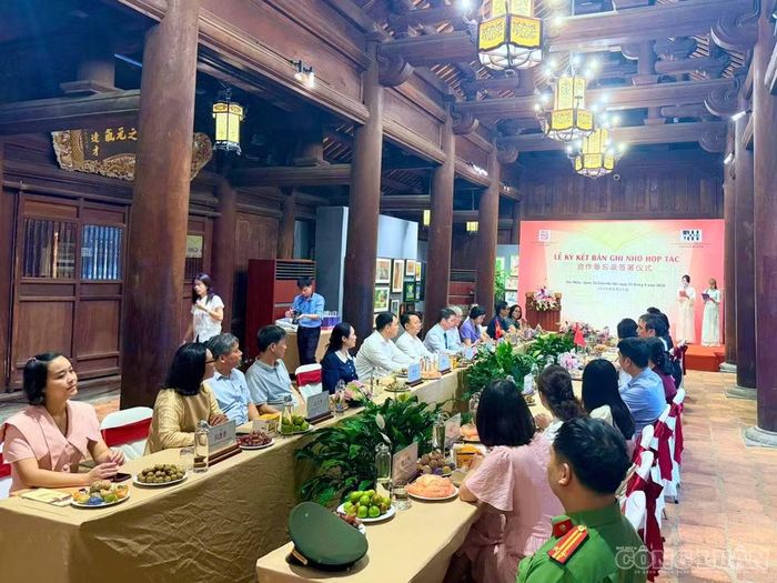 Quang cảnh lễ ký kết bản ghi nhớ hợp tác trong công tác bảo tồn và phát huy giá trị di sản Văn Miếu - Quốc Tử Giám giữa Sở Văn hóa, Thể thao và Du lịch thành phố Hà Nội và Cục Văn vật thành phố Bắc Kinh.
