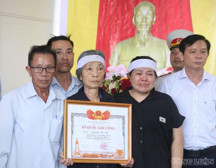 Người thân của liệt sĩ Nguyễn Văn Ba xúc động tại buổi lễ nhận Bằng Tổ quốc ghi công. Ảnh: Kim Long