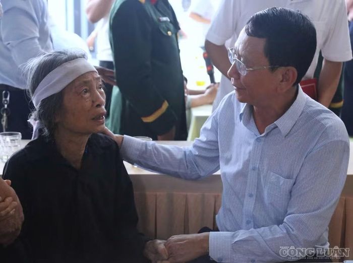 Lãnh đạo Sở Nội vụ tỉnh Nghệ An động viên, hỏi thăm bà Phạm Thị Tích - vợ liệt sĩ Nguyễn Văn Ba. Ảnh: Kim Long