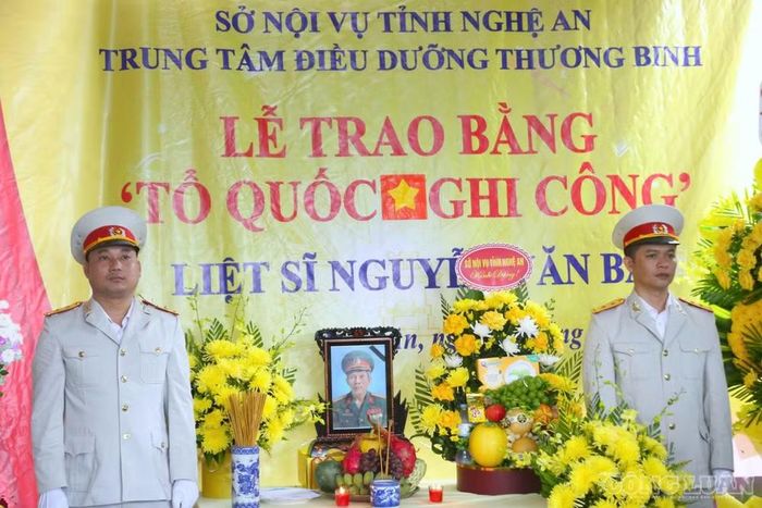 Lễ trao bằng Tổ quốc ghi công cho liệt sĩ Nguyễn Văn Ba. Ảnh: Kim Long