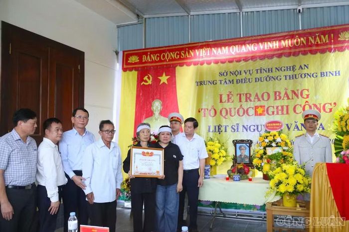 Tấm bằng Tổ quốc ghi công là sự ghi nhận thiêng liêng đối với những cống hiến, hy sinh của liệt sĩ Nguyễn Văn Ba. Ảnh: Kim Long