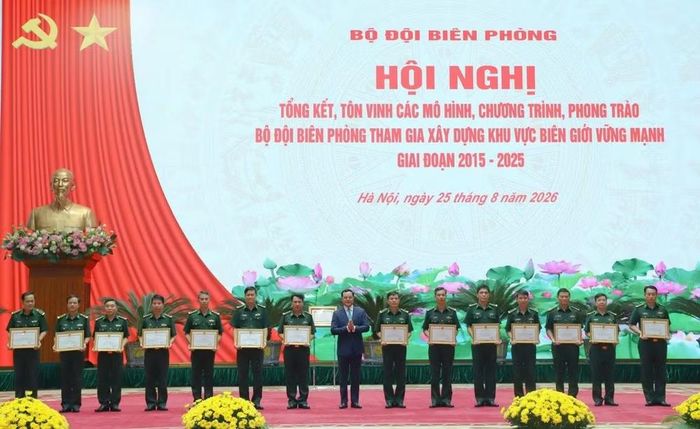 Đồng chí Nguyễn Đình Khang, Bộ trưởng Bộ Dân tộc và Tôn giáo trao Bằng khen của Bộ Dân tộc và Tôn giáo cho các tập thể, cá nhân (ảnh N.K).