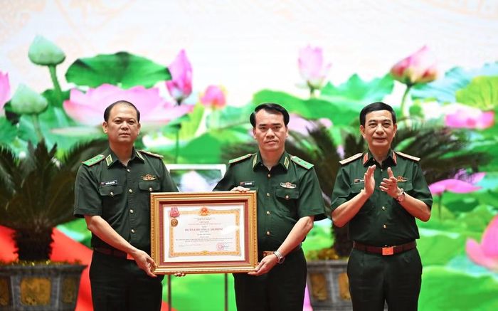 Đại tướng Phan Văn Giang trao Huân chương Lao động hạng Nhất cho Bộ Tư lệnh Bộ đội Biên phòng vì có thành tích xuất sắc trong tổ chức Chương trình “Xuân Biên phòng ấm lòng dân bản” (ảnh N.K).
