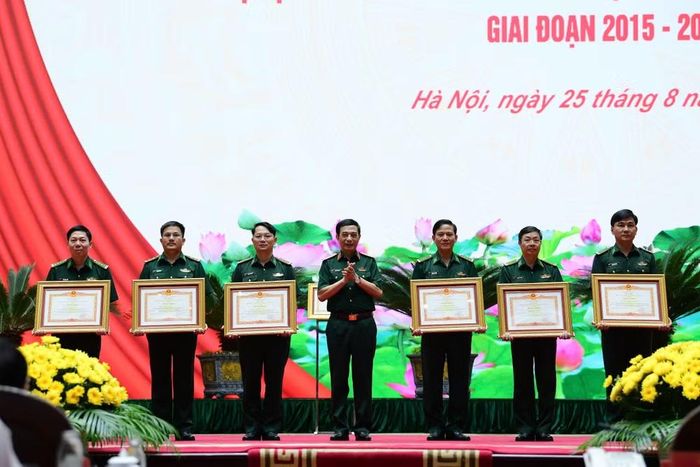 Đại tướng Phan Văn Giang trao Bằng khen của Thủ tướng Chính phủ cho các tập thể, cá nhân (ảnh N.K).