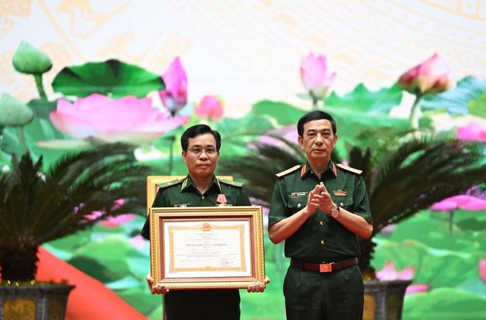 Đại tướng Phan Văn Giang trao Huân chương Lao động hạng Ba cho Thiếu tướng Vũ Quốc Ân, Phó Chính ủy Bộ đội Biên phòng (ảnh N.K).