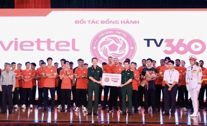 Lãnh đạo câu lạc bộ Thể Công - Viettel tại lễ xuất quân mùa giải mới. Ảnh: Thể Công - Viettel