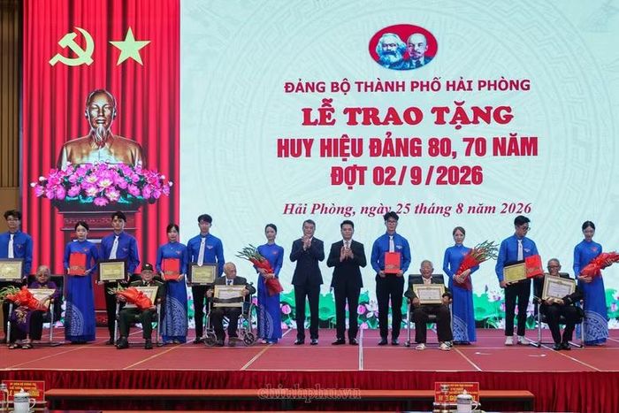 Thủ tướng Chính phủ trao Huy hiệu Đảng tặng các đảng viên lão thành - Ảnh: VGP