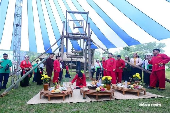 Nghi thức cúng thần trong ngày hội "Vui hội ví đu" của đồng bào Mường tại Làng Văn hóa - Du lịch các dân tộc Việt Nam