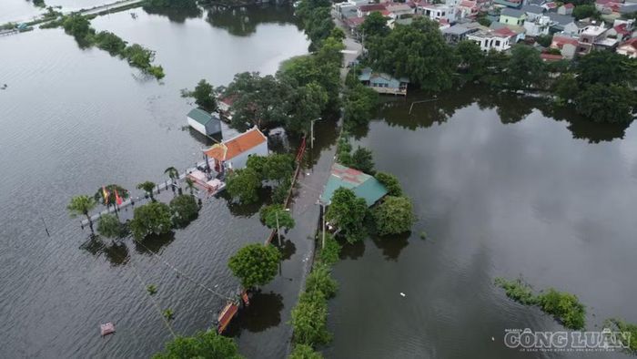 Nhiều nhà dân bị ngập sau bão số 4.
