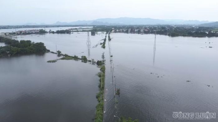 Lũ trên nhiều sông tại Hà Nội vẫn trên báo động 3, khiến nước ngập nhiều khu vực.