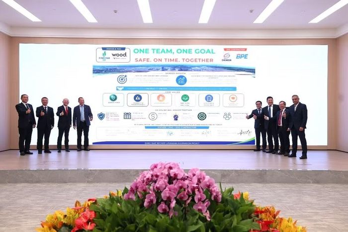 Chủ đầu tư, Tư vấn PMC và Nhà thầu EPC thống nhất thông điệp hành động: "One Team, One Goal - Safe. On Time. Together" (Một đội ngũ, Một mục tiêu - An toàn. Đúng tiến độ. Chung sức đồng lòng)