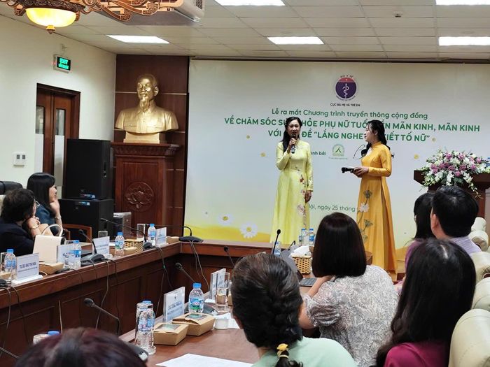 NSND Thu Hà - nữ nghệ sĩ nổi tiếng thập niên 1990, được công chúng và truyền thông trìu mến gọi là "người đàn bà không tuổi" nhờ nhan sắc trẻ trung vượt thời gian, chia sẻ kinh nghiệm về việc giữ sức khỏe tuổi trung niên tại sự kiện. (Ảnh PV)